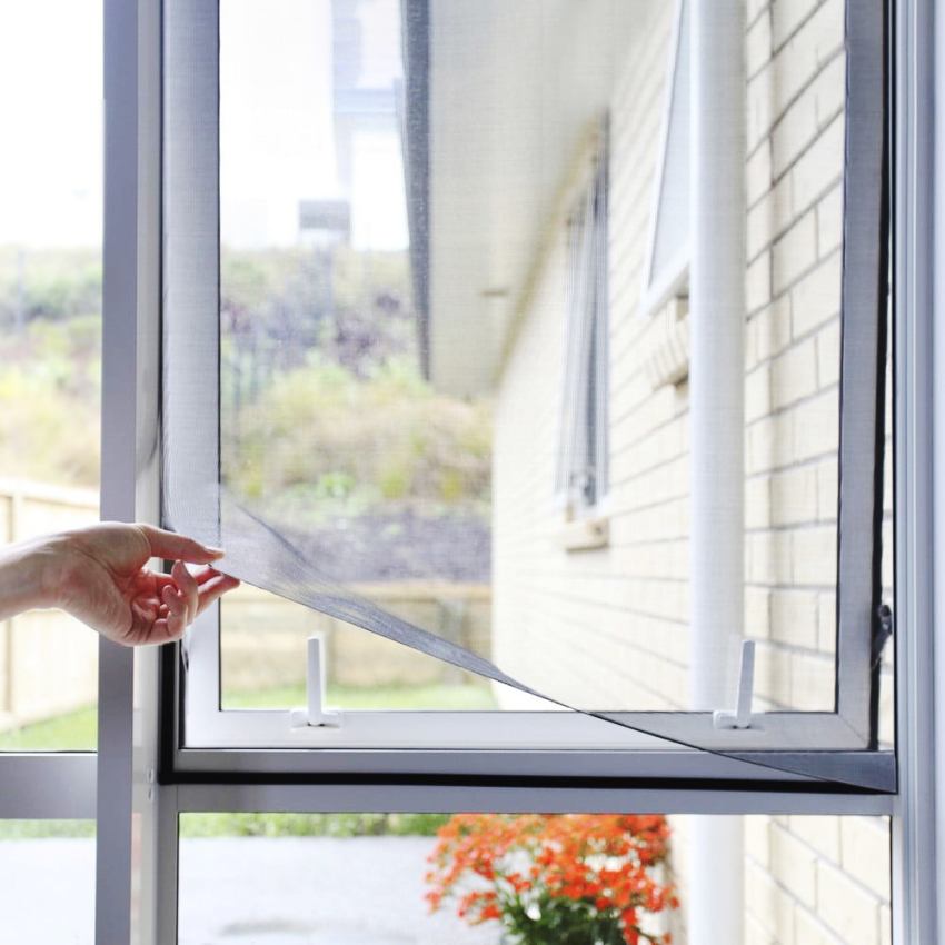 Datorită culorii gri, plasa din fibră de sticlă rămâne aproape invizibilă în deschiderea ferestrei Datorită culorii gri, plasa din fibră de sticlă rămâne aproape invizibilă în deschiderea ferestrei