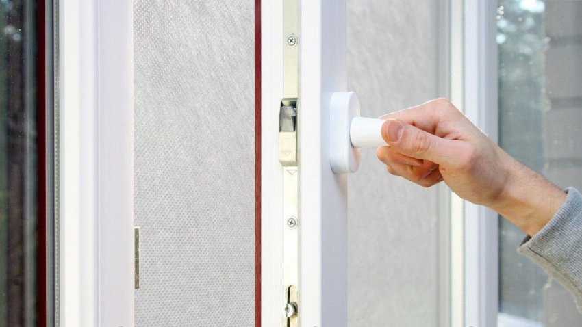 Plasa Ultravu este considerată un protector de încredere nu numai împotriva insectelor, ci și a mucurilor de țigări aruncate de vecini Plasa Ultravu este considerată un protector de încredere nu numai împotriva insectelor, ci și a mucurilor de țigări aruncate de vecini