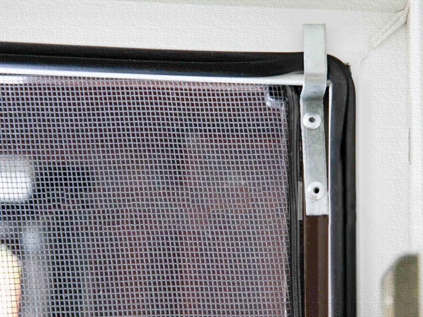 Pentru a facilita procesul de asamblare, elementele de fixare în formă de Z pot fi lipite de profilul ferestrei cu bandă dublă Pentru a facilita procesul de asamblare, elementele de fixare în formă de Z pot fi lipite de profilul ferestrei cu bandă dublă