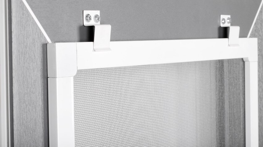 Piesele Z sunt atașate una la fiecare parte a cadrului Piesele Z sunt atașate una la fiecare parte a cadrului