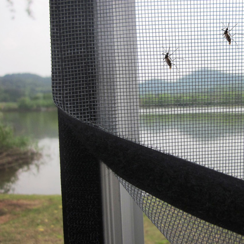 Plasa de țânțari Velcro va proteja în mod fiabil spațiile pentru mai multe sezoane Plasa de țânțari Velcro va proteja în mod fiabil spațiile pentru mai multe sezoane