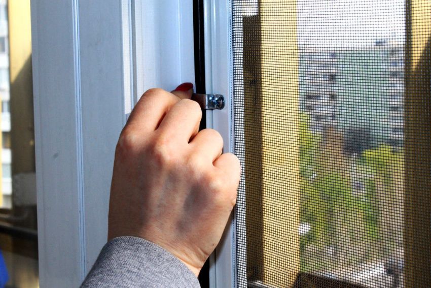 La coborâre, mânerele pistonului ies din plasă și intră în canelurile realizate anterior în cadru La coborâre, mânerele pistonului ies din plasă și intră în canelurile realizate anterior în cadru