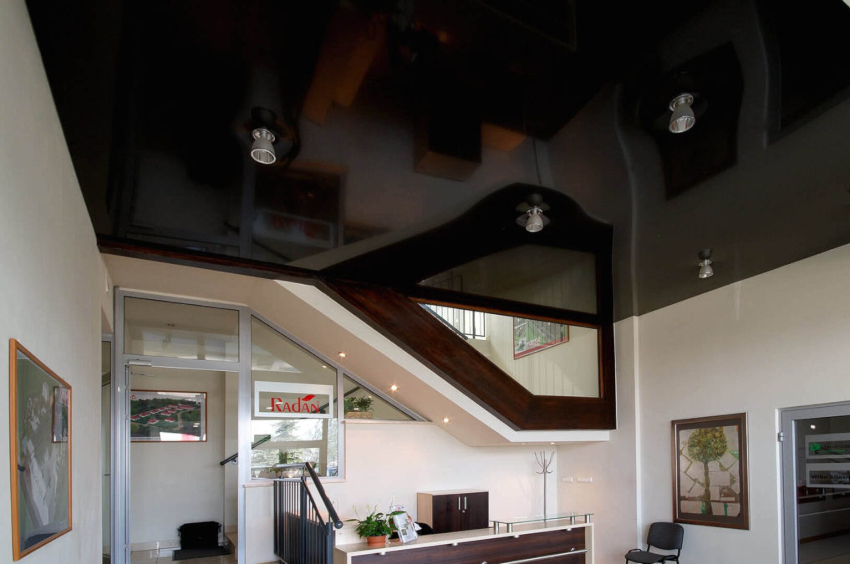 תקרות מתיחה שחורות, סגולות, לבנות וכחולות הופכות את החדר לגדול יותר מבחינה ויזואלית תקרות מתיחה שחורות, סגולות, לבנות וכחולות הופכות את החדר לגדול יותר מבחינה ויזואלית