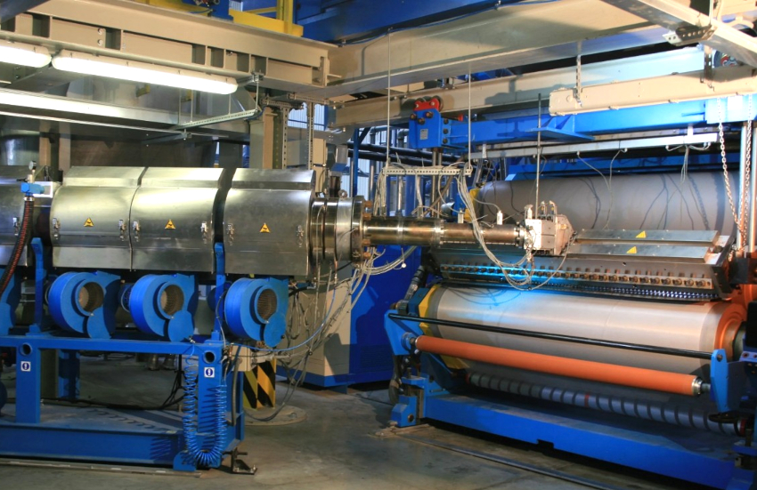 כדי להשיג סרט PVC המיועד לייצור קנבס, מגלגלים מסת פלסטיק הומוגנית על ציוד מיוחד. כדי להשיג סרט PVC המיועד לייצור קנבס, מגלגלים מסת פלסטיק הומוגנית על ציוד מיוחד.