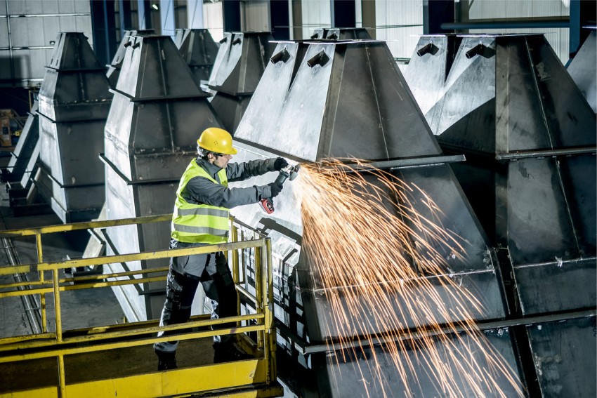 Podlhovasté telo brúsky Hitachi G14DSL je pokryté špeciálnou protišmykovou zmesou a úplne zakrýva batériu Podlhovasté telo brúsky Hitachi G14DSL je pokryté špeciálnou protišmykovou zmesou a úplne zakrýva batériu