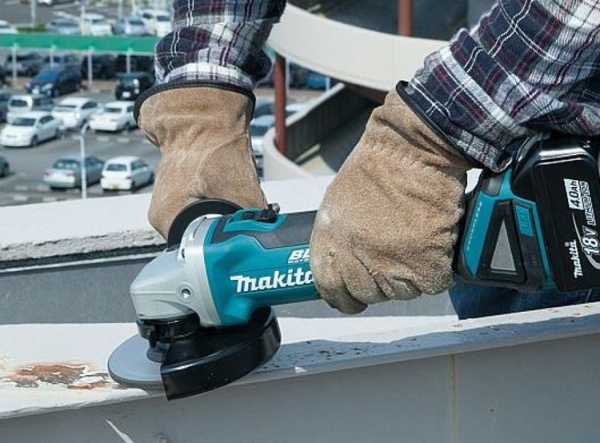 Rukoväte akumulátorovej uhlovej brúsky Makita sú pokryté špeciálnou elastickou gumou na uvoľnenie napätia zo svalov rúk obsluhy Rukoväte akumulátorovej uhlovej brúsky Makita sú pokryté špeciálnou elastickou gumou na uvoľnenie napätia zo svalov rúk obsluhy