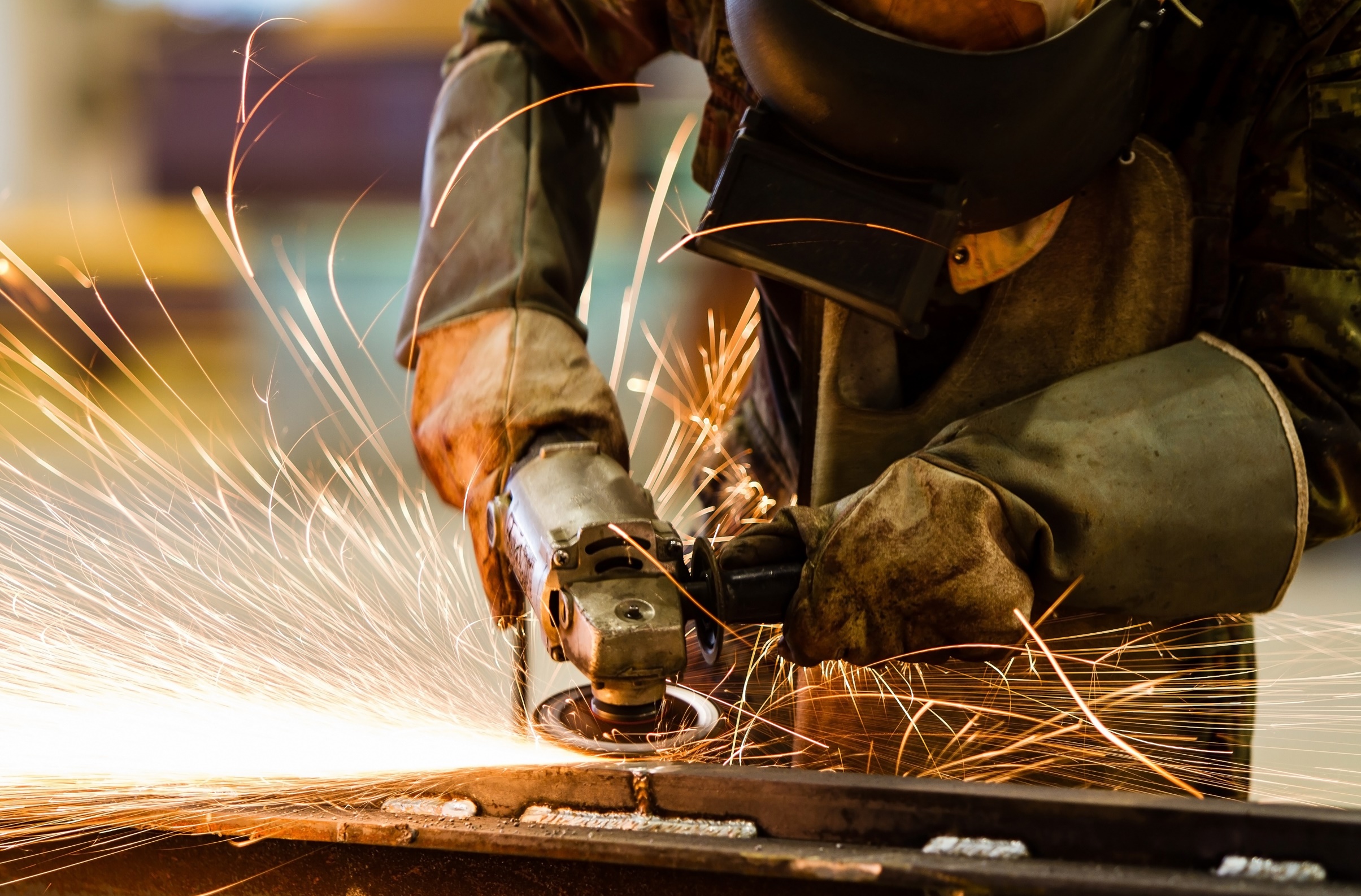 Batériová uhlová brúska sa používa aj na čistiace práce na odstránenie nečistôt, farieb, hrdze Batériová uhlová brúska sa používa aj na čistiace práce na odstránenie nečistôt, farieb, hrdze