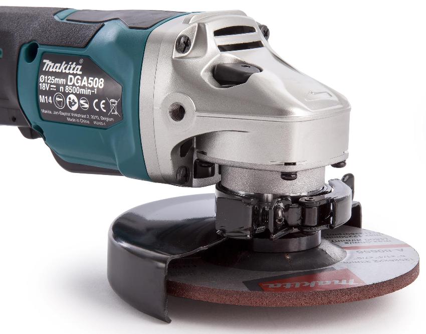 Napriek skutočnosti, že brúska je vybavená batériou, je jej hmotnosť stále zvyčajne menšia ako hmotnosť príbuzných v sieti Napriek skutočnosti, že brúska je vybavená batériou, je jej hmotnosť stále zvyčajne menšia ako hmotnosť príbuzných v sieti