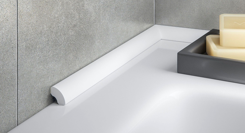 Ένα κράσπεδο μπάνιου είναι ένας γρήγορος τρόπος για να σφραγίσετε και να σφραγίσετε τα υπάρχοντα κενά Περιοχή μπάνιου: ένας αισθητικός και ελκυστικός τρόπος για την εξάλειψη των περιττών κενών