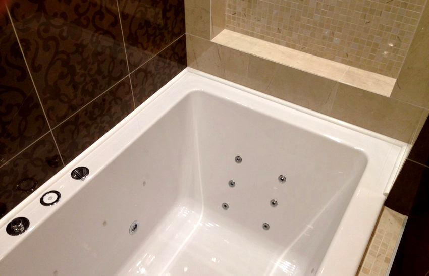 Το μόνο μειονέκτημα μιας πλαστικής γωνίας για ένα μπάνιο είναι μια σύντομη διάρκεια ζωής. Το μόνο μειονέκτημα μιας πλαστικής γωνίας για ένα μπάνιο είναι μια σύντομη διάρκεια ζωής.