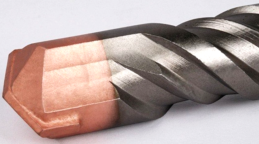 Sliping av skjæret til en betongbor er klassisk og sentrerende Sliping av skjæret til en betongbor er klassisk og sentrerende