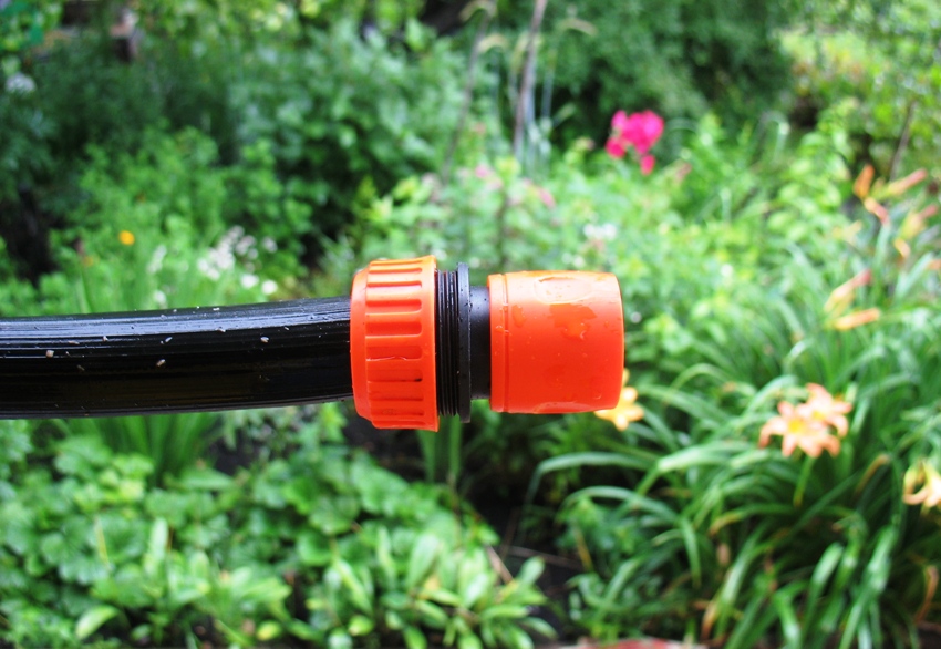 Trước khi kết nối hai ống, nhấn tay khóa trên khớp nối về phía bộ chuyển đổi Trước khi kết nối hai ống, nhấn tay khóa trên khớp nối về phía bộ chuyển đổi