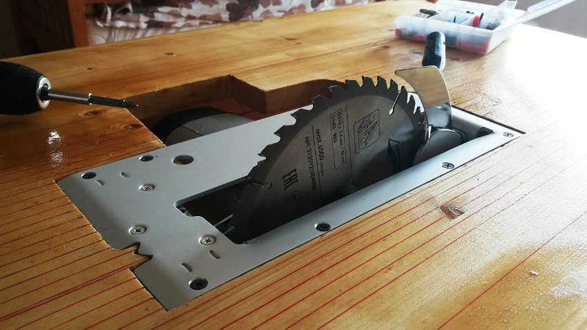 Die Oberfläche des Tisches muss eben sein, um ein besseres Produkt am Ausgang zu erhalten Die Oberfläche des Tisches muss eben sein, um ein besseres Produkt am Ausgang zu erhalten