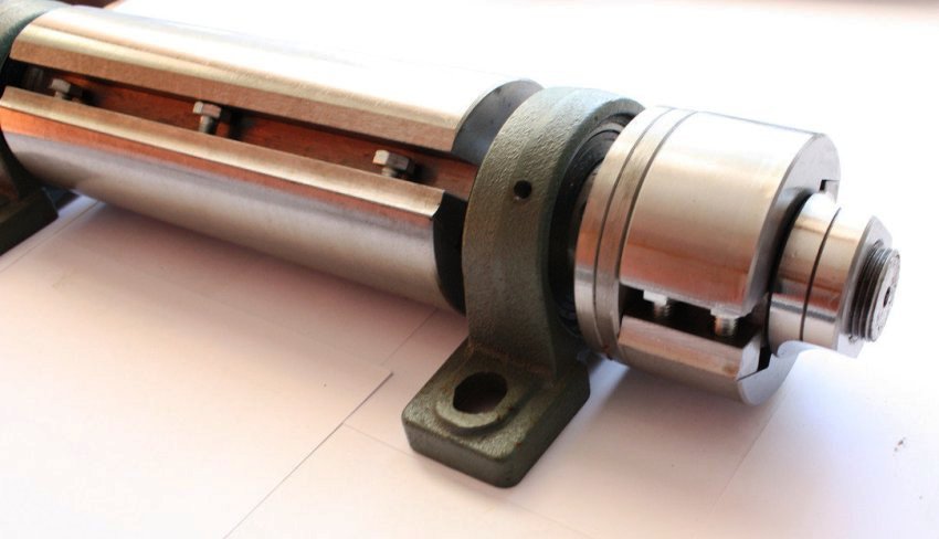 Der Durchmesser des Werkstücks muss mit den Abmessungen der Sägeblätter übereinstimmen Der Durchmesser des Werkstücks muss mit den Abmessungen der Sägeblätter übereinstimmen