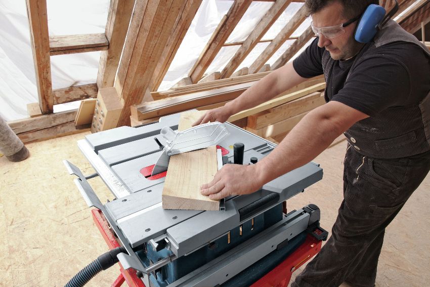 Eine handgefertigte Kreissäge ermöglicht sicheres Arbeiten und beschleunigt den Bauprozess Eine handgefertigte Kreissäge ermöglicht sicheres Arbeiten und beschleunigt den Bauprozess