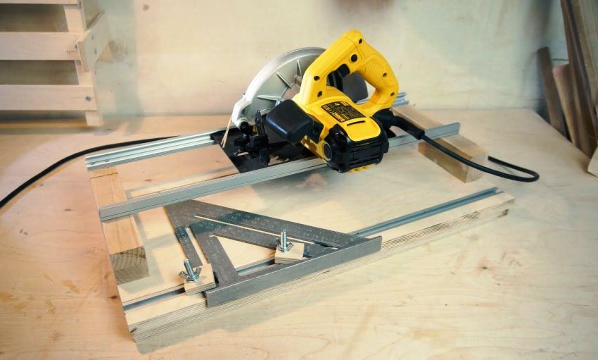 Der obere Teil der Verkleidung ist mit einem Lager am Drehpunkt befestigt Der obere Teil der Verkleidung ist mit einem Lager am Drehpunkt befestigt