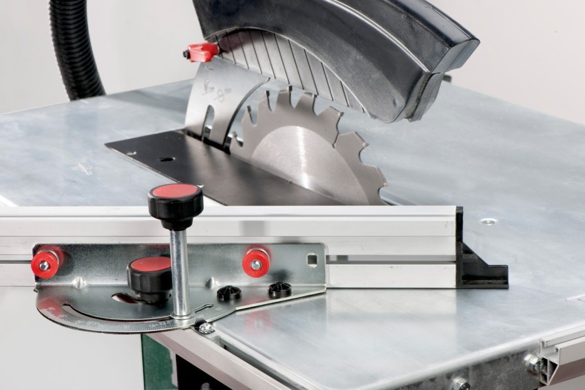 Ein fest befestigter Tisch mit einem Sägeschlitz reicht aus, um Brennholz zu ernten und einfach Holzstücke zu schneiden. Ein fest befestigter Tisch mit einem Sägeschlitz reicht aus, um Brennholz zu ernten und einfach Holzstücke zu schneiden.