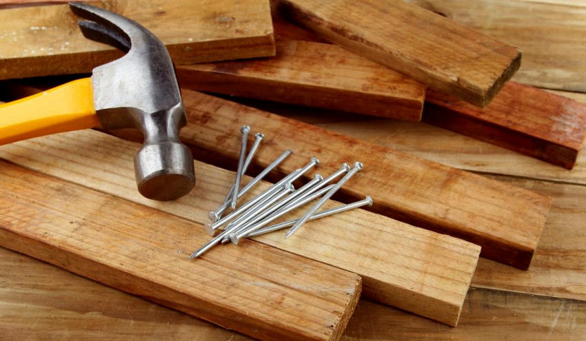 Para sa pangkabit na mga bahagi na gawa sa kahoy, ginagamit ang mga bungkos at turnilyo, na kalaunan ay natatakpan ng tapiserya Para sa pangkabit na mga bahagi na gawa sa kahoy, ginagamit ang mga bungkos at turnilyo, na kalaunan ay natatakpan ng tapiserya