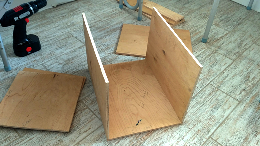 Matapos ihanda ang pagguhit at mga materyales, maaari kang magsimulang lumikha ng isang bahay Matapos ihanda ang pagguhit at mga materyales, maaari kang magsimulang lumikha ng isang bahay