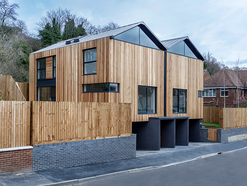 A függőlegesen elhelyezett házak elülső deszka leggyakrabban Európa országaiban található A függőlegesen elhelyezett házak elülső deszka leggyakrabban Európa országaiban található