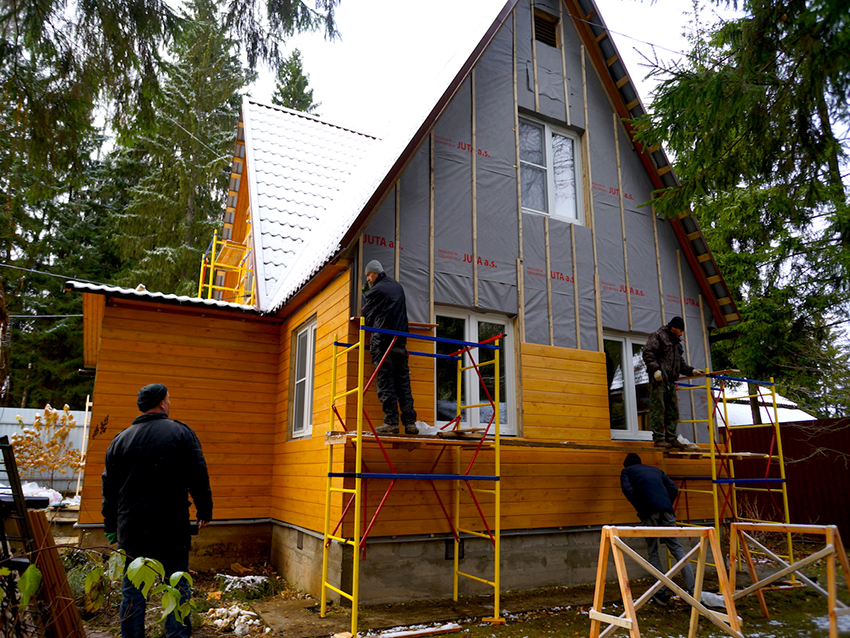 A homlokzati deszka telepítése gerendák esztergálásakor történik A homlokzati deszka telepítése gerendák esztergálásakor történik