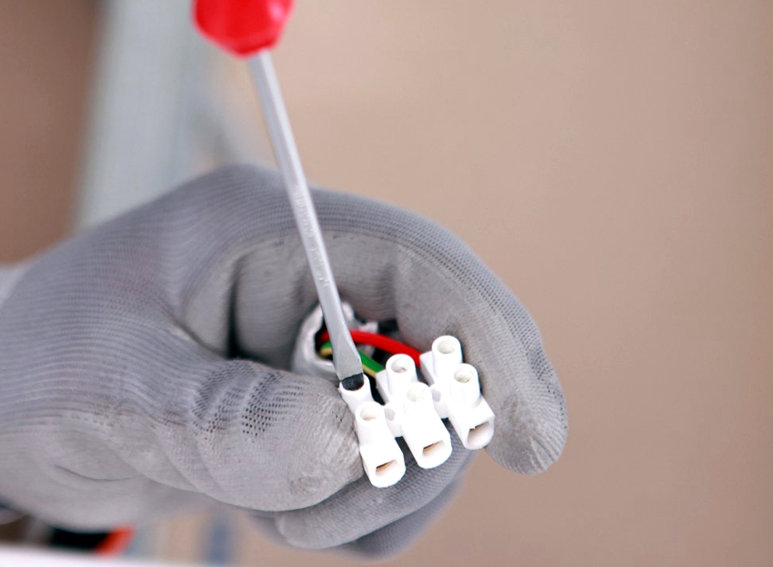 Najbežnejšou na pripojenie drôtov bola svorkovnica Najbežnejšou na pripojenie drôtov bola svorkovnica