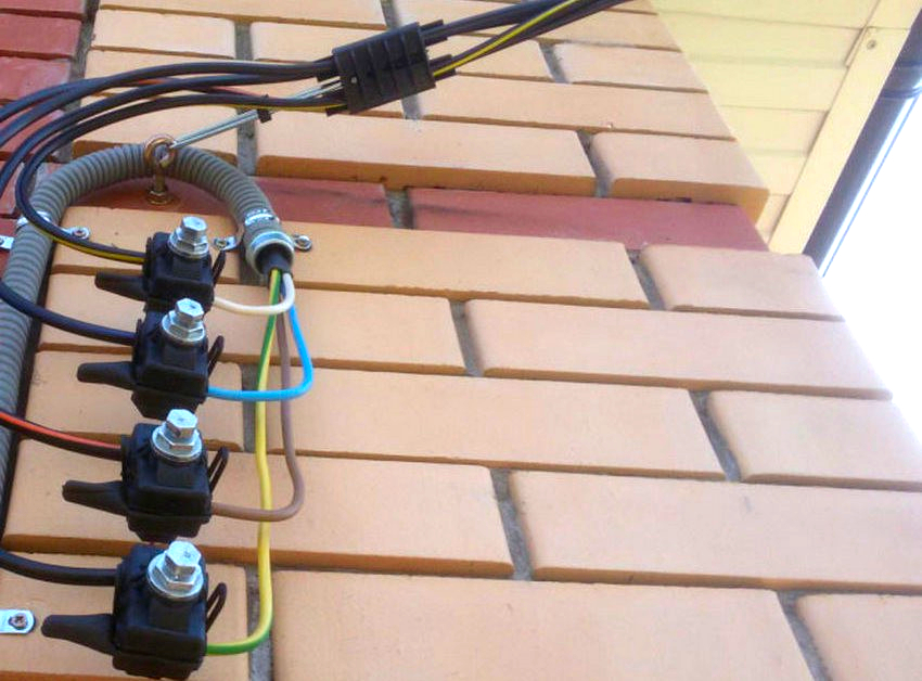 Vonkajšie pripojenie vyžaduje vzduchotesnú konštrukciu odolnú voči nízkym teplotám a UV žiareniu Vonkajšie pripojenia si budú vyžadovať utesnenú konštrukciu odolnú voči nízkym teplotám a UV žiareniu