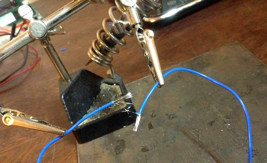 Spájkovanie hliníkových drôtov je možné vykonať pomocou plynového horáka alebo spájkovačky Spájkovanie hliníkových drôtov je možné pomocou plynového horáka alebo spájkovačky