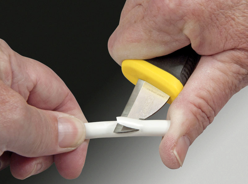 Odizolovanie hliníkových drôtov sa odporúča pomocou ostrého noža Odizolovanie hliníkových drôtov sa odporúča pomocou ostrého noža