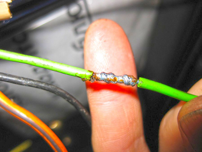 Pred spájkovaním musia byť konce hliníkových vodičov ošetrené olejom Pred spájkovaním musia byť konce hliníkových vodičov ošetrené olejom