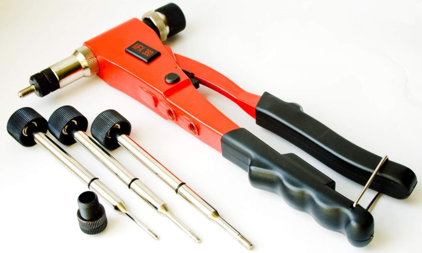 Pomocou nitovača môžete vykonať nielen jednodielne spojenia tenkostenných prvkov, ale spoľahlivo pripojiť aj elektrické drôty Pomocou nitovača môžete vykonať nielen jednodielne spojenia tenkostenných prvkov, ale spoľahlivo pripojiť aj elektrické drôty