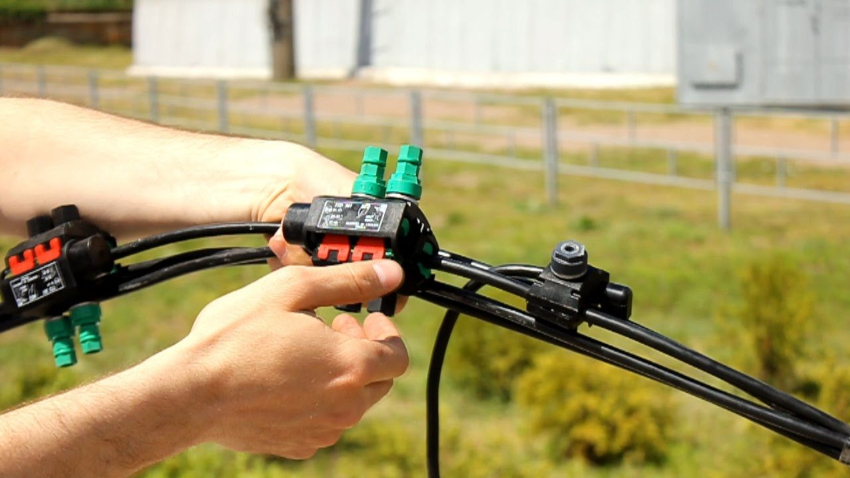 Na pripojenie vodičov k elektrickému vedeniu sa odporúča použiť štandardnú prepichovaciu sponu Na pripojenie vodičov k elektrickému vedeniu sa odporúča použiť štandardnú prepichovaciu sponu