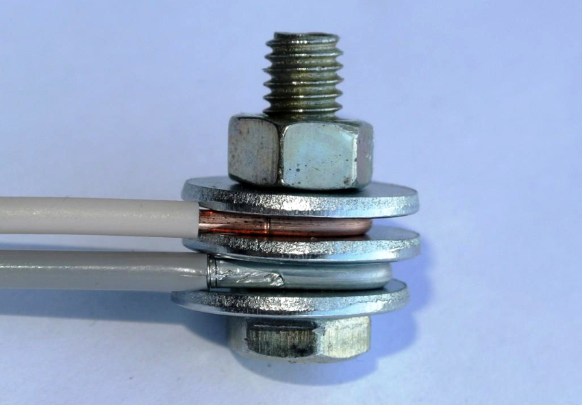 Najspoľahlivejším riešením je pripojenie pomocou skrutkového drôtu Najspoľahlivejším riešením je pripojenie pomocou skrutkového drôtu