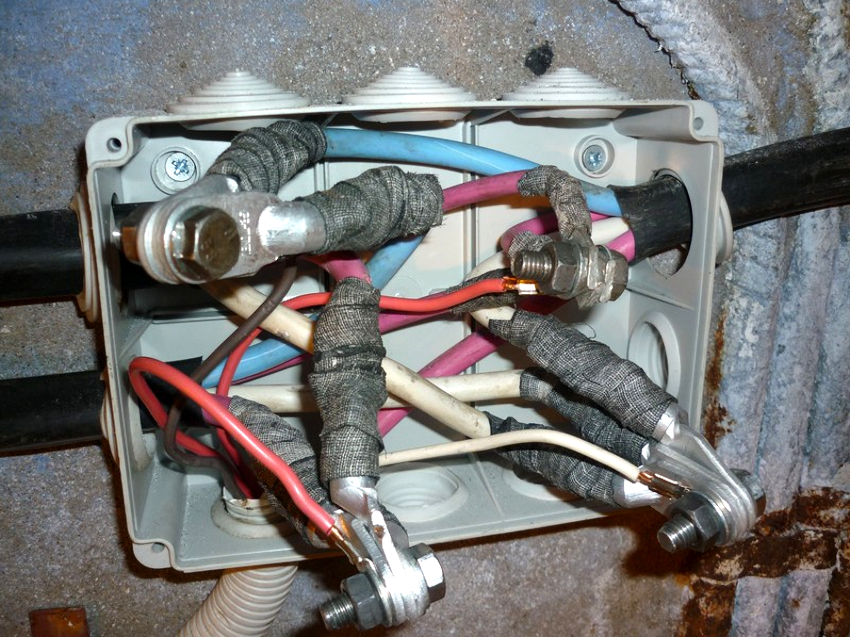 Skrutkovanie hliníkových a medených drôtov je možné vykonať aj v spojovacích skrinkách Skrutkovanie hliníkových a medených drôtov je možné vykonať aj v spojovacích skrinkách