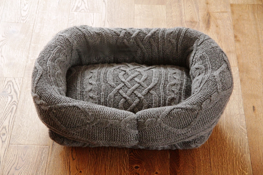 Mânecile puloverului sunt conectate într-un inel, astfel încât să nu se formeze cute Mânecile puloverului sunt conectate într-un inel, astfel încât să nu se formeze cute