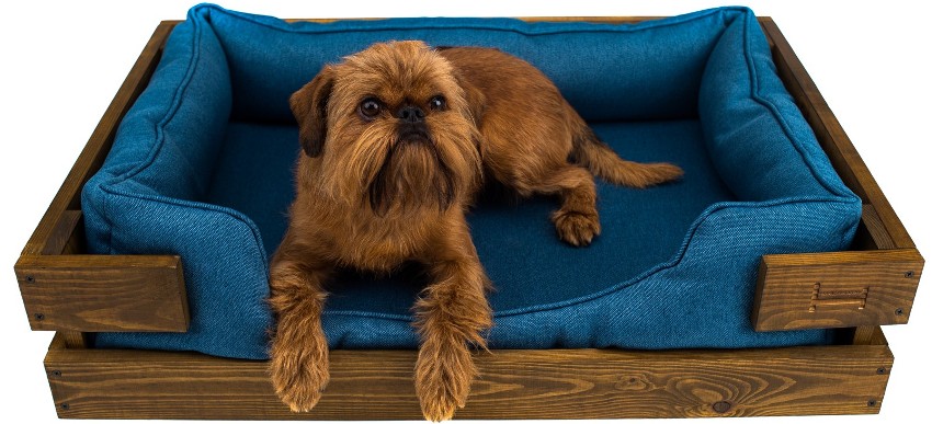 A bancada do fogão de madeira é uma base sólida, nas laterais delimitadas por lados altos A bancada do fogão de madeira é uma base sólida, nas laterais delimitadas por lados altos