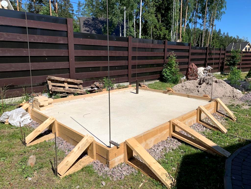 אם אתם מתכננים לבנות פלטת לבנים מסיבית, עדיף להשתמש במלט M400 או M500 כדי למלא את הבסיס. אם אתם מתכננים לבנות פלטת לבנים מסיבית, עדיף להשתמש במלט M400 או M500 כדי למלא את הבסיס.