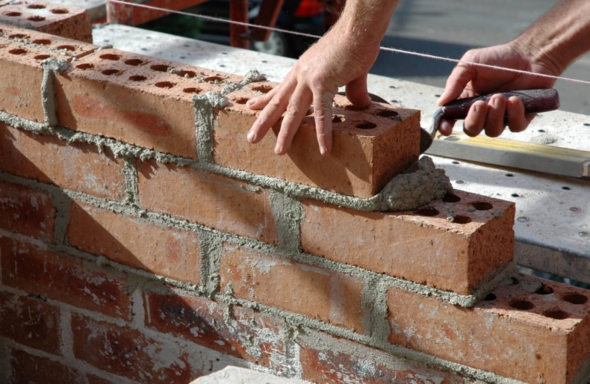 Първият етап от изграждането на мецанина е подреждането на монолитен колан над тухлената зидария Първият етап от изграждането на мецанина е подреждането на монолитен колан над тухлената зидария