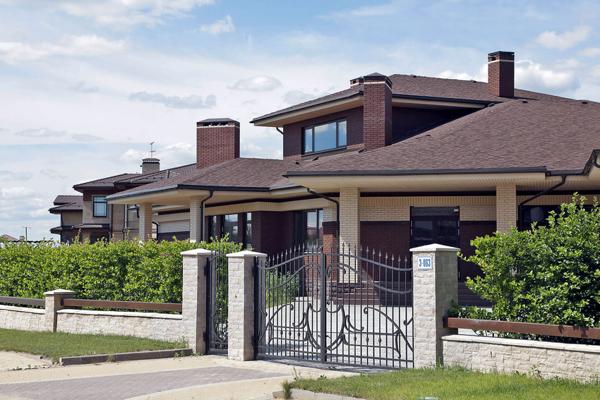 За разлика от тавана в мецанина, стените са разположени във вертикална равнина За разлика от тавана в мецанина, стените са разположени във вертикална равнина