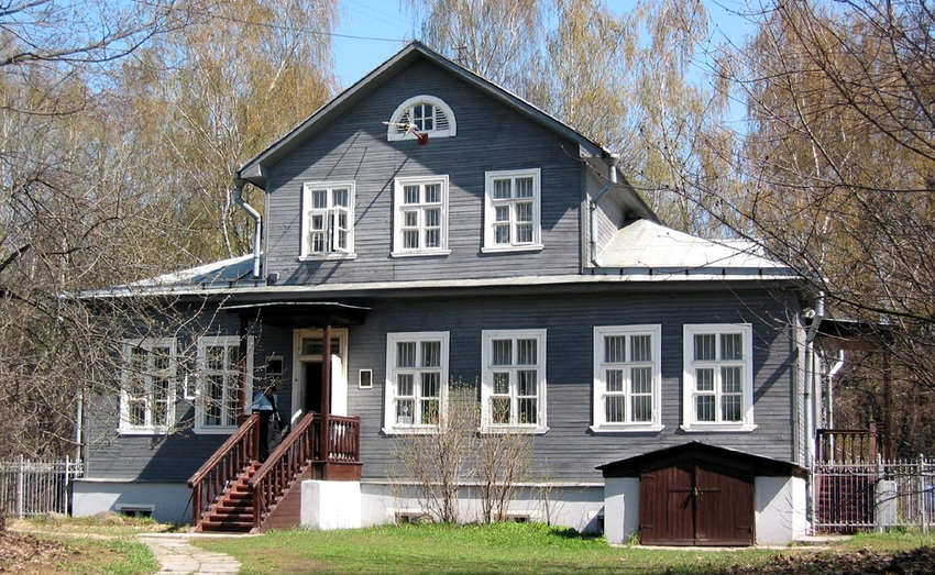 В повечето случаи мецаниновият покрив има два наклона, но има опции, които имат сложен и многостранен дизайн. В повечето случаи мецаниновият покрив има два наклона, но има опции, които имат сложен и многостранен дизайн.