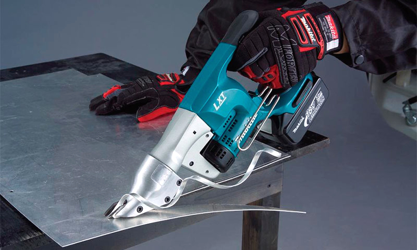 Về ngoại hình, kéo điện dùng cho kim loại giống một chiếc máy mài Về ngoại hình, kéo điện dùng cho kim loại giống một chiếc máy mài