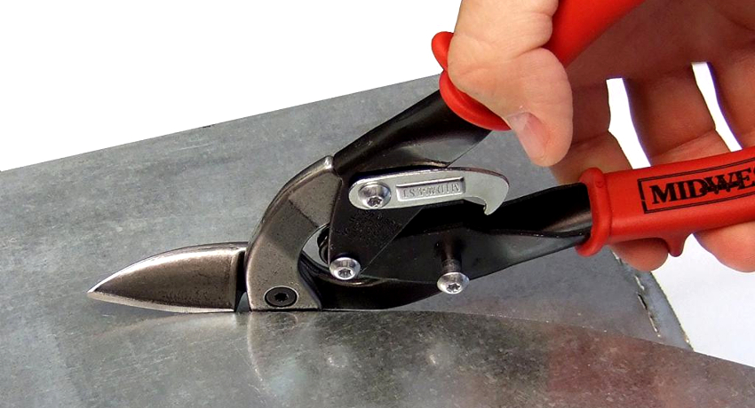 Để cắt đồng đều một tấm kim loại, các lưỡi cắt kéo phải ở một góc nhất định Để cắt đồng đều một tấm kim loại, các lưỡi cắt kéo phải ở một góc nhất định