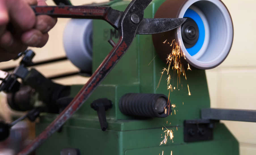 Để mài một công cụ quá xỉn, bắt đầu mài bằng đá mài có kích thước hạt 100-400 Để mài một công cụ quá xỉn, bắt đầu mài bằng đá mài có kích thước hạt 100-400