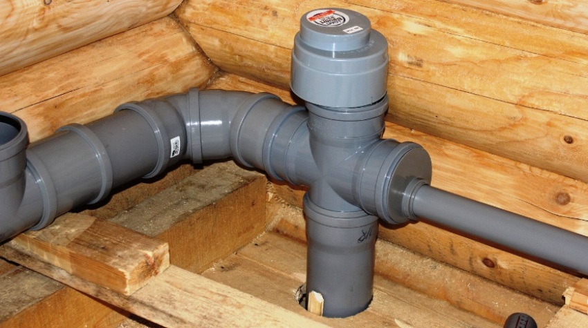 Når avføring strømmer gjennom røret, er platen plassert i den øvre delen av ventillegemet i en omvendt stilling Når avføring strømmer gjennom røret, er platen plassert i den øvre delen av ventillegemet i en omvendt stilling