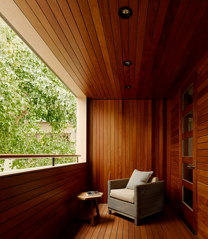 Das Holzfutter auf dem Balkon sieht wunderschön und präsentabel aus Das Holzfutter auf dem Balkon sieht wunderschön und präsentabel aus