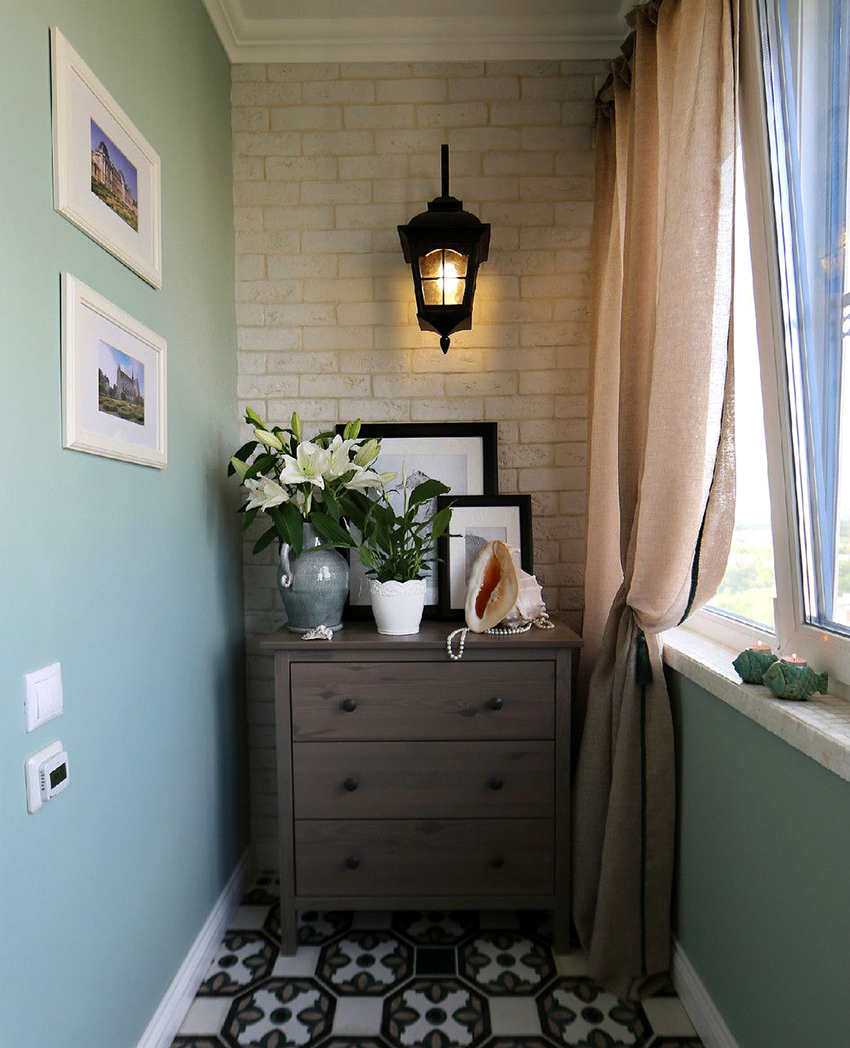 Wenn Sie einen kleinen Balkon dekorieren, müssen Sie helle Farben bevorzugen. Wenn Sie einen kleinen Balkon dekorieren, müssen Sie helle Farben bevorzugen.