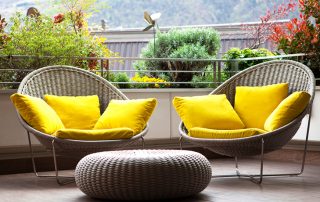 Mga dekorasyon na balkonahe sa loob: mga larawan na naglalarawan ng mga ideya para sa dekorasyon ng isang silid