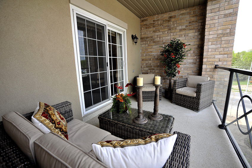 Wenn es der Bereich erlaubt, kann der Balkon zu einer Zone für Entspannung und Zusammenkünfte mit geliebten Menschen gemacht werden Wenn es der Bereich erlaubt, kann der Balkon zu einer Zone für Entspannung und Zusammenkünfte mit geliebten Menschen gemacht werden