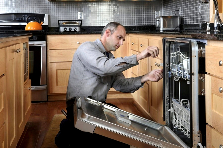 ในการเตรียมตู้ด้านล่างสำหรับการติดตั้งจำเป็นต้องถอดพาร์ติชันตามขวางและรื้อผนังด้านหลังออก ในการเตรียมตู้ด้านล่างสำหรับการติดตั้งจำเป็นต้องถอดพาร์ติชันตามขวางและรื้อผนังด้านหลังออก