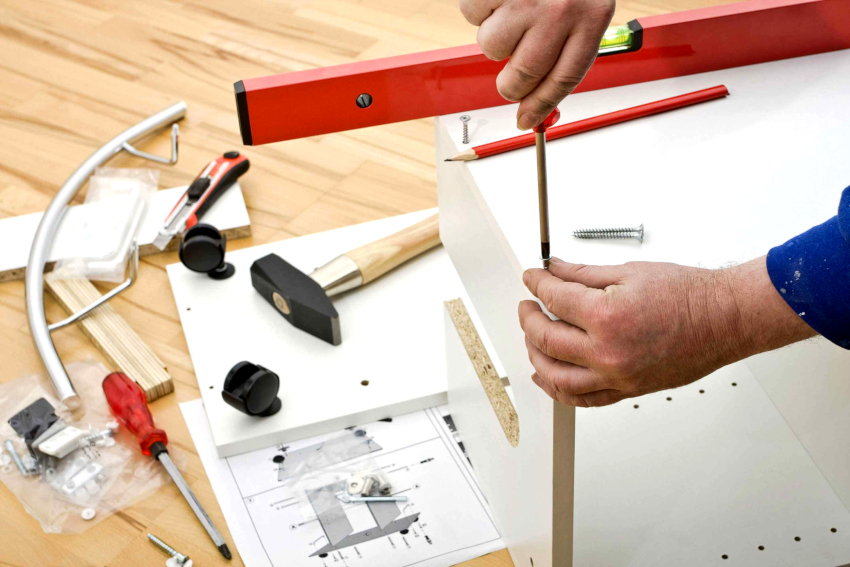 ขั้นแรกให้ถอดชั้นวางด้านล่างออกจากตู้จากนั้นจึงรื้อฐานด้านหน้าออก ขั้นแรกให้ถอดชั้นวางด้านล่างออกจากตู้จากนั้นจึงรื้อฐานด้านหน้าออก